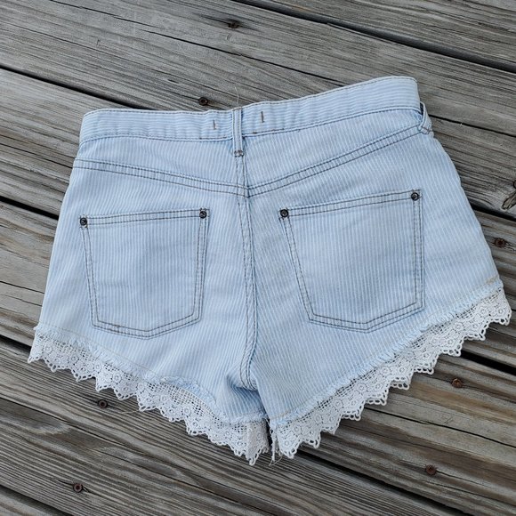 🎉Host Pick🎉FREE PEOPLE "DESTRUCTED"JEAN SHORTS W/LACE TRIM - Picture 2 of 4